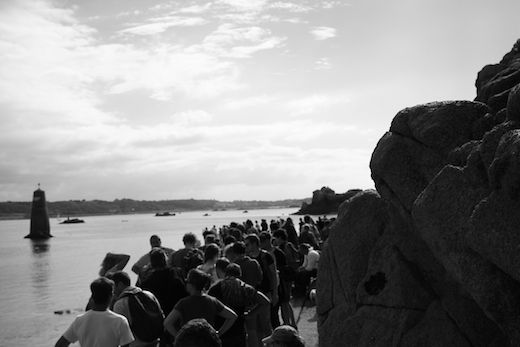 Queue pour rejoindre l'Ile de Bréhat - extraint de Traversées, un livre de photos en noir et blanc